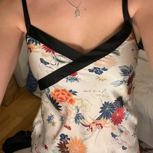 Linne  - Gulligt linne! Står ingen storlek med skulle säga att det är S