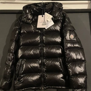 Moncler Maya st2  - ❗️❗️VÅR REA ❗️❗️ Moncler Maya Den är i nyskick knappt använd. Storlek 2. Nfc scan och tag finns med. Väldigt fin och skön säljer den då den inte passade mig helt. Hör av dig om du har några frågor😀
