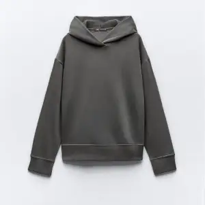säljer denna super fina hoodie från zara🙌🏼🙌🏼🙌🏼använd fåtal gånger och är som ny!!!!