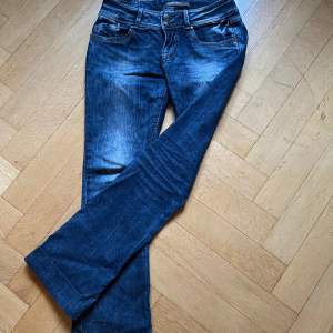 Låidjade bootcut jeans i bra skick, säljer dem då de är lite för stora. Passar mig bra som är runt 165. 