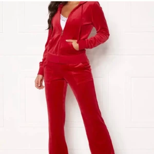 Juicy couture set - Säljer för att jag har tröttnat på det. Den ena metall saken på snöret har lossnat men inget som stör.