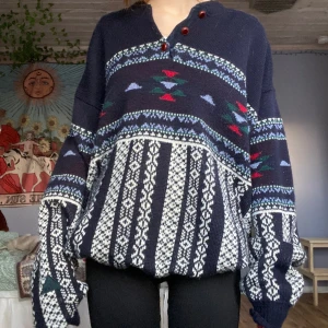 stickad tröja - jättefin och asskön stickad tröja. köpt second hand men aldrig använd av mig. passar allt från S-L.