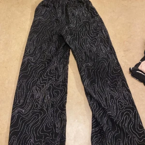 Byxor  - I bra skick änväda 1gång på en nyårsfest. Kommer inte komma till användning i min garderob därför jag säljer❤️