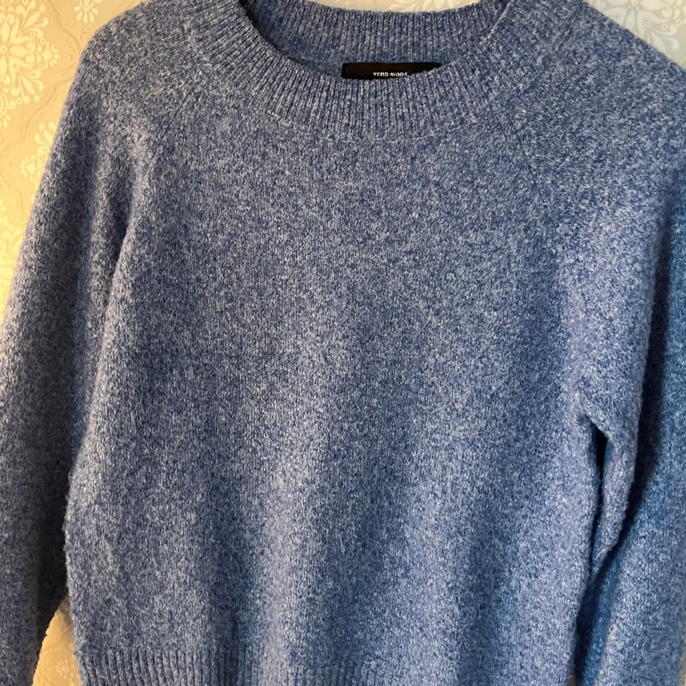 Säljer denna blåa stickade tröja från Vera Moda. Säljer för att jag inte passar i blått och kommer då inte till användning. Använd Max 5 ggr. Nypris 249kr säljer för 100kr. Stickat.