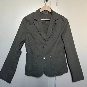 Grön kavaj/jacka  - Från Kappahl, storlek 36, men den är snarare en 34 🎀 lite figursydd 💕 120kr+frakt 💘