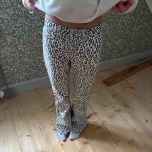Leopardmönstrade jeans  - Så sjukt snygga leopardmönstrade jeans från nakd💕 lågmidjade och bootcut, midjemått rakt över 36 men stretchiga så passar även större, innerbenslängd 85 (jag är 175)💕