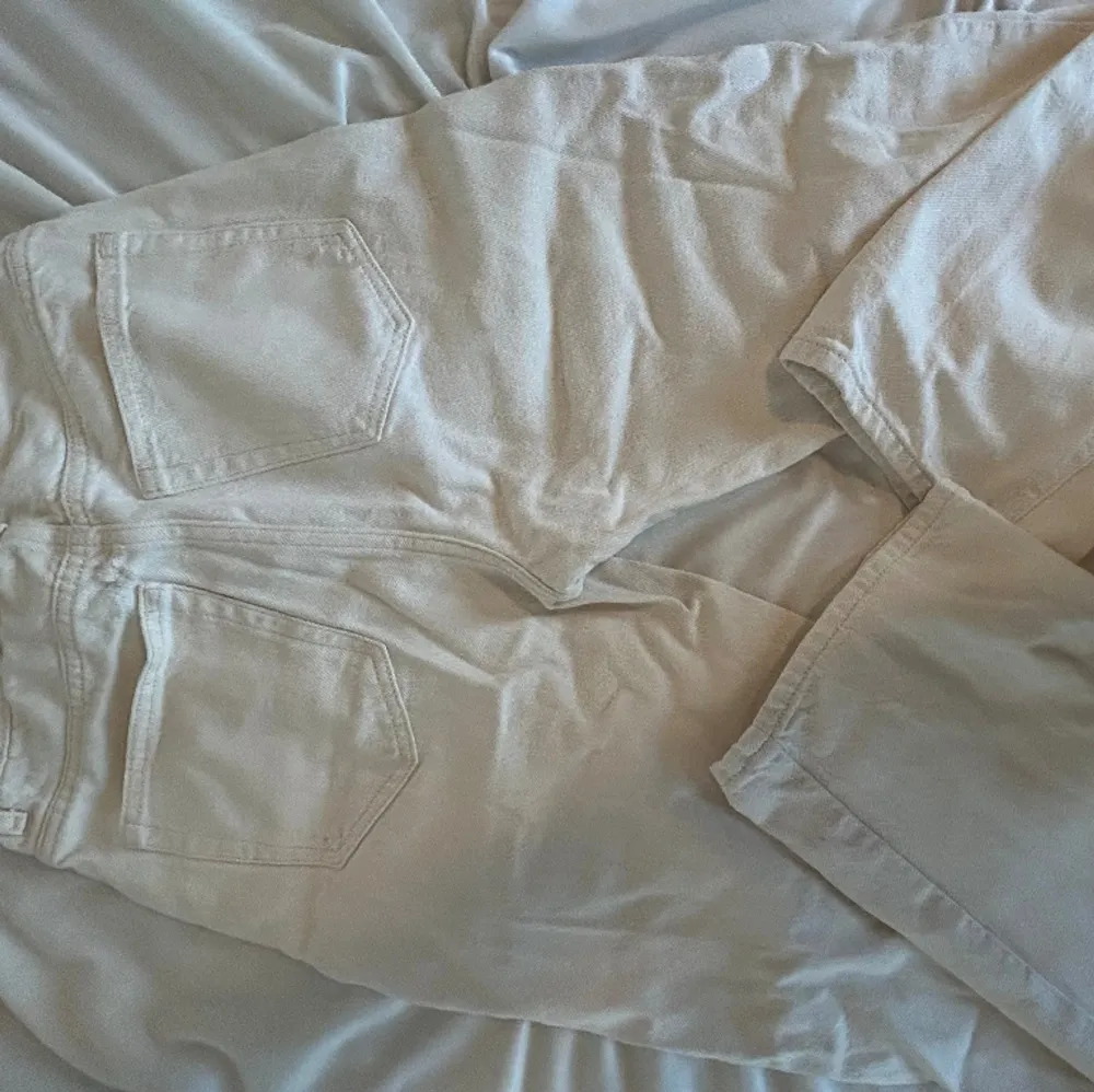Hej! Jag säljer dessa högmidjade vita jeans som jag har vuxit ur. Ifall du är intresserad eller har några frågor skriv 🥰. Jeans & Byxor.
