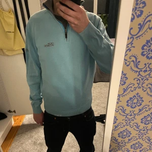 Oscar Jakobson half zip - Säljer mina Oscar Jakobson half zip då den är för liten. Ganska bra skick.  Nypris ca 1600.