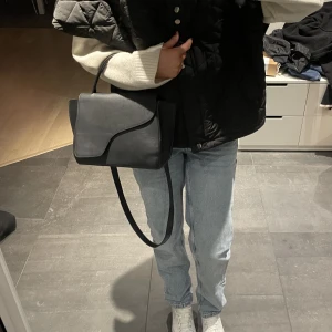 Jeans - Ljus blåa, raka jeans från Gina Tricot (nästintill oanvända). Nypris är 500kr. Kontakta mig för fler frågor och bilder😊