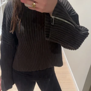 Snygg mörkgrön tröja - Det är en storlek L men passar både S och M. Från zara Färg- mörkgrön  Oanvänd  