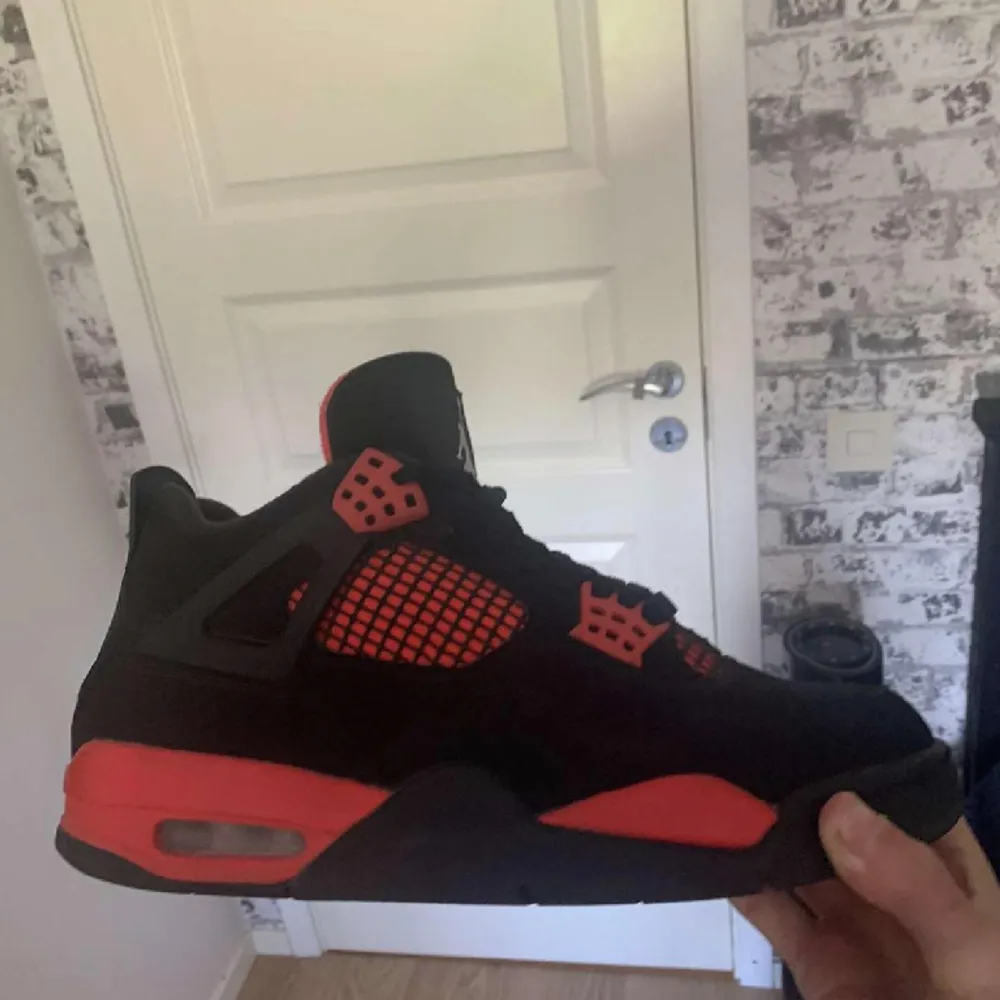 Riktigt fina Nike airjordan 4 red thunders äkta såklart och kvitto finns. Skor.