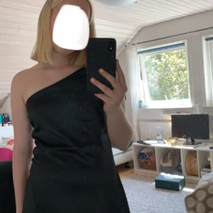 Balklänning - Jättefin one shoulder balklänning i satin material! Endast använd en gång på balen i 9an för tre år sedan, nyskick! 🥰