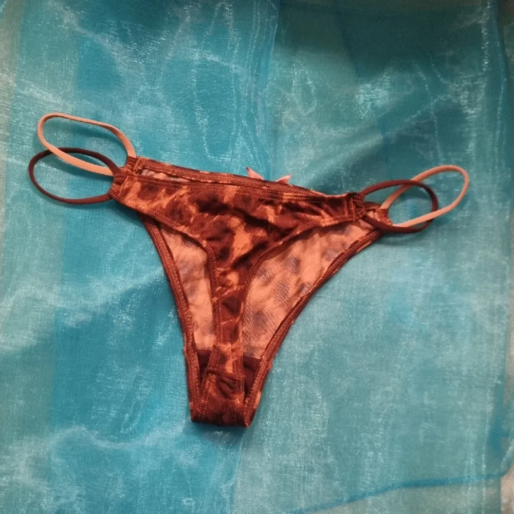 3pairs of new/unused thongs/lingerie/panty. Size:32/34 xsmall/small, specific dimensions is on the label. Mix 3diff. Colors and Prints.. Övrigt.