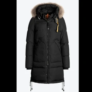 Parajumper - rajumpers long bear för kvinnor i storlek L men små i storlekarna så skulle säga att den passar mer som en M, använd en vinter & undanlagd i källare 2år. Köpt från parajumpers.it, helt äkta och finns en QR kod att skanna.