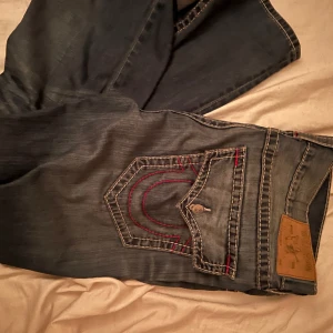 Jätte baggy coola True religion jeans😻 - Storlek W40 vilket är väldigt baggy på mig som är 170 lång och brukar bära 25/26 i W. Super coola och så synd att jag behöver sälja dom men byter stil😿 Passar perfekt för personer med lite baggy y2k skater stil! 