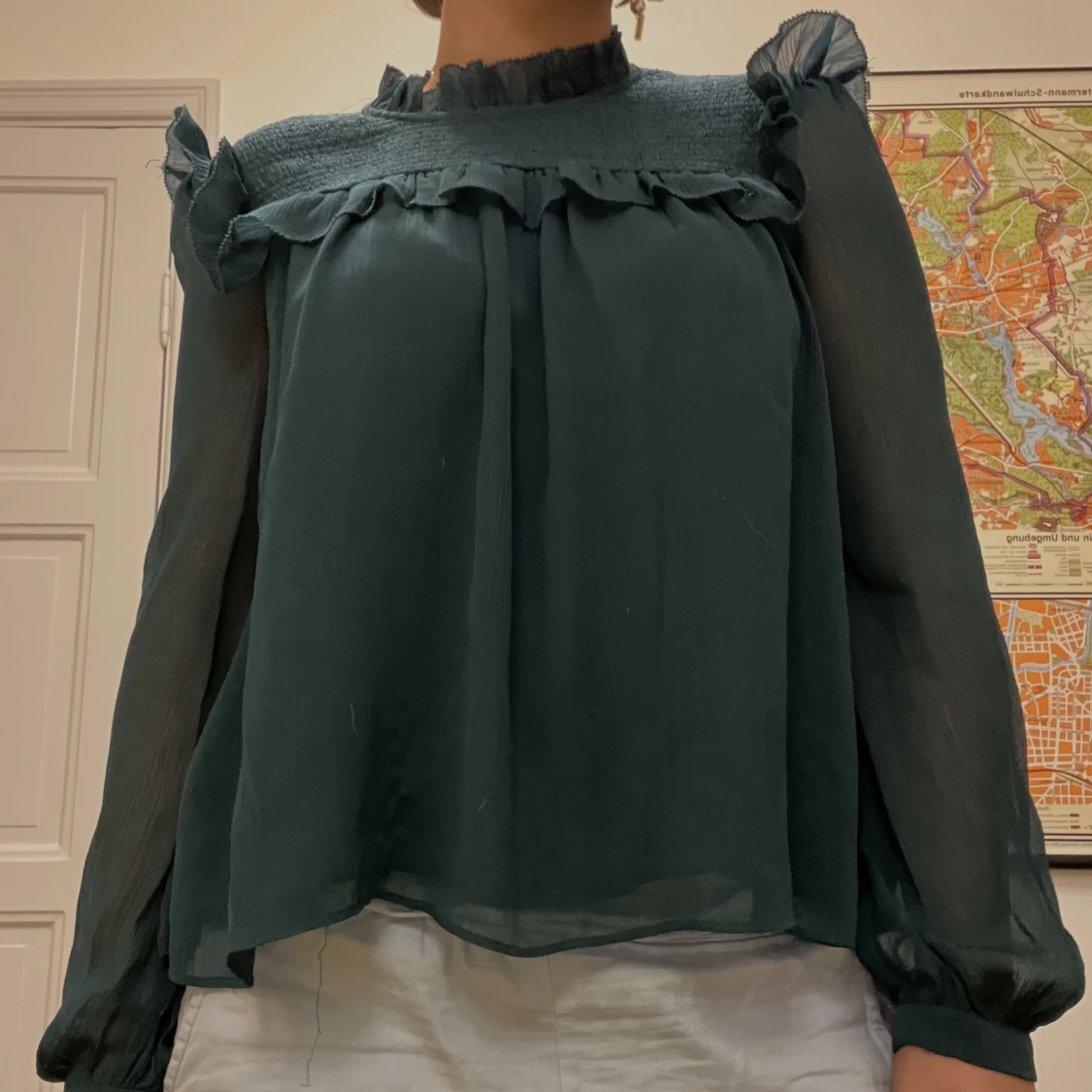 Långärmad blus med volang