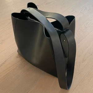 Väska Gina tricot - Väska från Gina tricot, stor och rymmer både dator och annat, perfekt till skolan! Mått 31x32 cm, nypris 500 ☺️