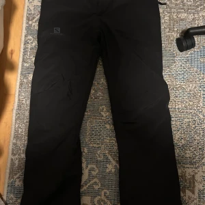 Salomon skidbyxor  - Säljer nu ett par Salomon skidbyxor i väldigt fint skick vid fler frågor eller funderingar är det bara att skriva .