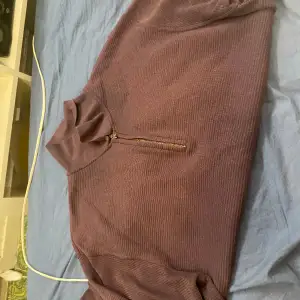 Långärmad brun tröja med dragkedja från bisōn. Inga defekter 