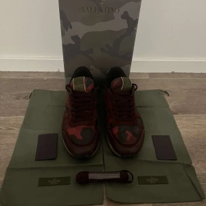 Valentino rockrunner  - Hej, säljer nu min feta rockrunners i färgen röd. Storlek 40 men passar 41-42. Skick 7/10-8/10. Allt Og medföljer, kvitto finns även. Nypris 6500. Mitt pris 1899