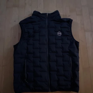 Colmar vest - En snygg och stilren väst till väldigt bra pris, säljer pga att jag inte använder den längre. Köpt på nk för 3000 men har inte kommit till stor användning. Skick 10/10. 