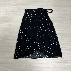 Omlottkjol - Säljer denna supersöta omlottkjolen då den inte är min stil🩷köparen står för frakt 