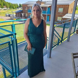 Balklänning  - Säljer nu min balklänning från L&S butiken använd en gång, finns ingen lapp men har för mig hon sa storlek 48 men är liten i storleken så skulle säga 42 Finns lite slitage på undertyget där den släpar lite men inget som syns utvändigt 