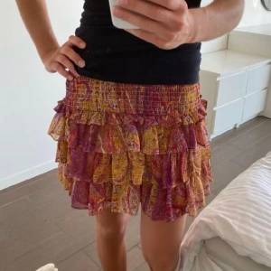 Volang kjol ZARA - Jag säljer denna fina utsålda volangkjolen från ZARA,Den är i bra Skick. Säljer den för att jag inte använder den längre. Tveka inte o höra av er om ni är intresserade. (Första bilen är lånad)💗💗