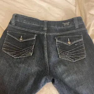 Jättefina jeans från lee med unika bakfickor💕 Använda ett fåtal gånger och i mycket bra skick förutom slitnader vid benkanten. Är ganska korta i längden då jag är 159 cm. Priset kan diskuteras💕
