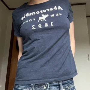 T shirt - (Tryck inte på köp nu direkt) säljer en likadan i grå samt jeansen, kolla gärna min profil❤️ storlek M men passar även S