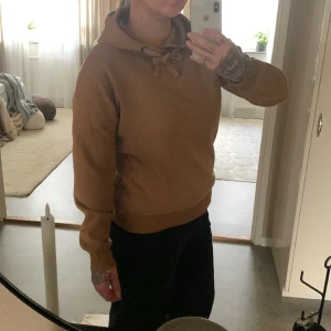 Luvtröja beige  - Jättefin luvtröja i beige-brun. Tröjan är knappt använd, men finns en liten fläck på den se bild 3 tröjan passar s-m jag är m på bilden 🫶🏻