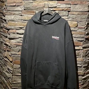 Balenciaga hoodie - Säljer nu min supersnygga balenciaga tröja, bra skick! Modellen är oversized och har slitningar på axlar och luva vilket ger en vintage vibe, köpt för 9000kr från balenciaga (online kvitto finns) och säljer nu för 3000, skriv vid intresse😁