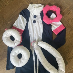 Uraraka cosplay  - En fin coapaly de är en liten kläck på magen men de ser man inte.  Man får alla saker på bilderna 