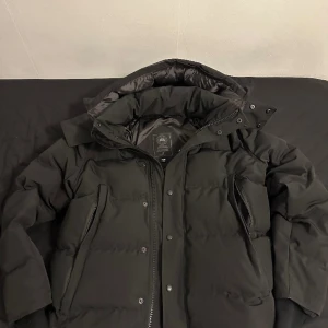 Canada goose Wyndham black label  - Säljer nu min canada goose Wyndham då den inte används längre. Använd men är så gott som ny därför prissänkning. Jackan är i storlek L. Påse och prislapp medföljer. QR koden på jackan fungerar. Pris går att diskutera.  Hör gärna av er! 🙂