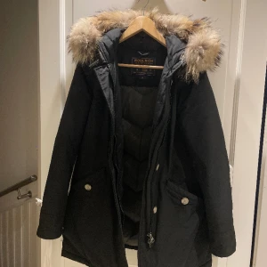 Äkta WOOLRICH jacka - Detta är en äkta woolrich jacka i storlek M. Den är i mycket bra skicka och har använts ett fåtalet gånger. Pälsen är väldigt mjuk och fin fortfarande. Jag vill sälja den på grund av att jag inte får någon användning av den.   Pris kan diskuteras!