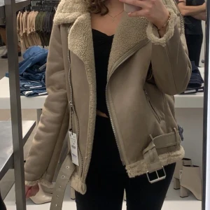 Zara jacka  - Super fin zara jacka med teddy foder i storlek S. Jackan är näst intill oanvänd och köptes för 1299kr vilket gör att jag säljer den för 500kr +frakt , men pris kan diskuteras vid snabb affär💞
