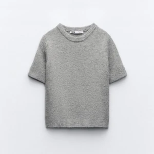 Zara kortärmad stickad - Säljer denna stickade kortärmade tröjan från Zara då den är för liten för mig 😞💖 Provad endast två gånger och är i nyskick 😊❤️