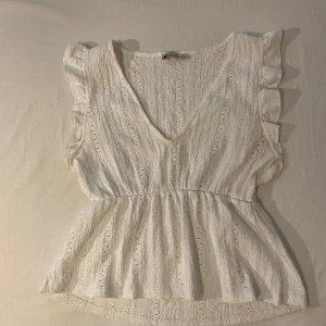 Sommartopp  - Så söt topp från pull&bear i strl s! Perfekt till våren skriv för fler bilder💗