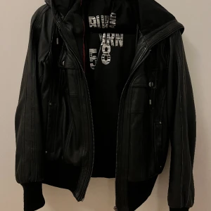 Vintage skinnjacka  - Skinnjacka vintage med luva. Köpt secondhand, bra skick. Vet ej storlek, passar som s. Köpare står för frakt.