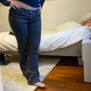 Lågmidjade jeans från Gina tricot - Storlek: 38 Använda fåtal gånger Köpta för: 500kr Priset kan diskuteras men köparen står för frakt☺️