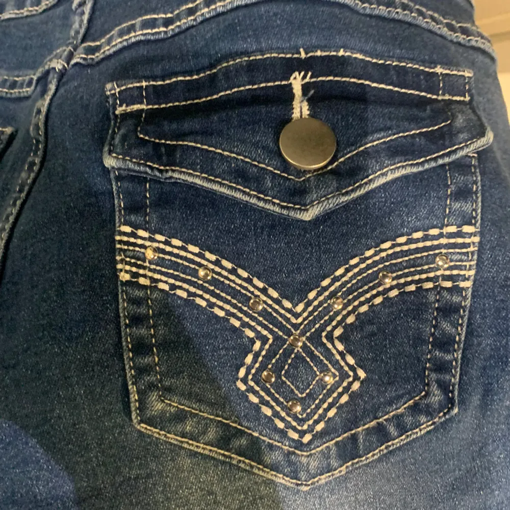 Jätte coola jeans, mellan low waist och mid rise❤️‍🔥 Midjemått tvärsöver:35cm Midjemått:74cm Innerbenslängden:80cm Ytterbenlängden:106cm Är 168, bär 34/36💗. Jeans & Byxor.