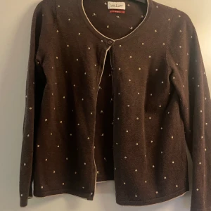 Kofta - Fin kofta i nyskick! Knappast använd. Skriv privat för fler bilder💓