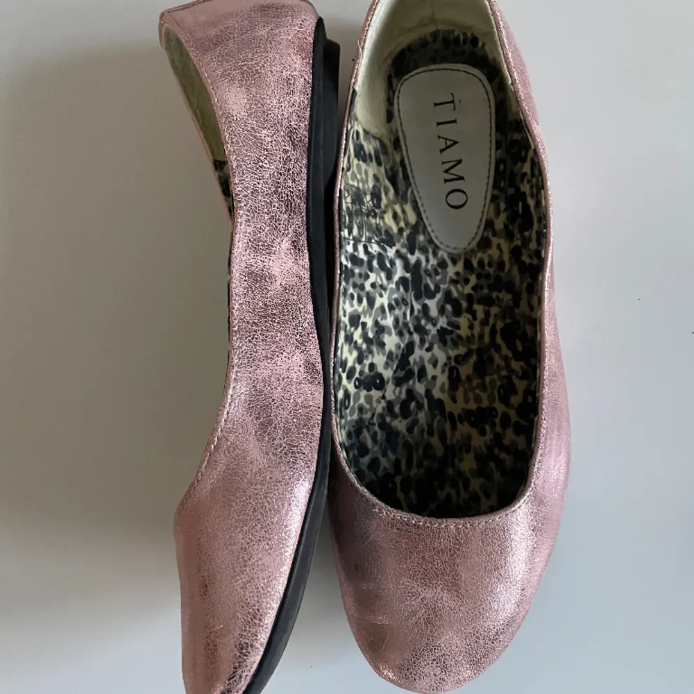 Nästintill oanvända ballerinaskor från Tiamo i en rosa/metallic färg.. Skor.