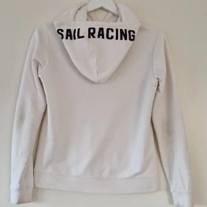 Sailracing Hoodie  - Hoodie från märket Sailracing som är i fint skick. Använd flitigt och säljer då den ej passar längre. Priset kan diskuteras.