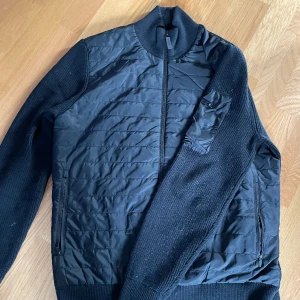 J.lindberg cardigan - En rikigt snygg cardigan från j. lindberg. Nypris är 3200kr. Perfekt till våren, skriv om ni är intresserade