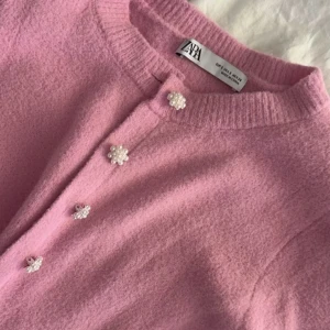 Kofta zara - Jättesöt kofta i en så fin rosa färg från zara!! använd en gång❤️❤️❤️