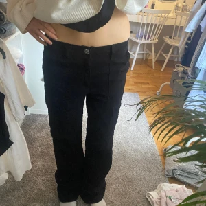 Cargo jeans från zara  - Säljer dessa svarta fina cargo jeans från zara storlek 36🫶