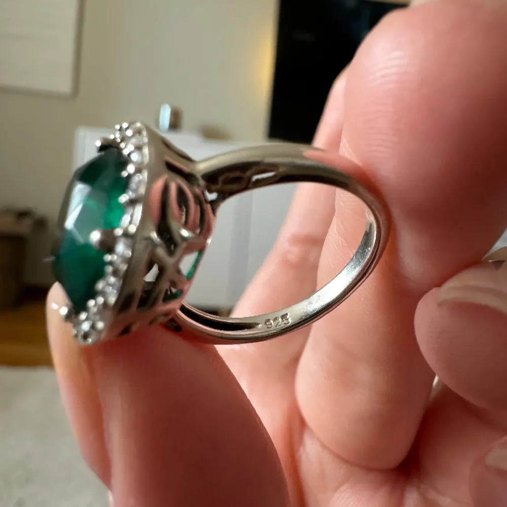 Väldigt fin ring i äkta silver med grön Sten. Köpt för 799kr. 💍. Accessoarer.