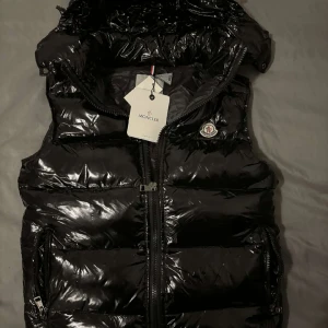 Moncler väst - -Inga defekter  -Frakten ingår i priset/ kan även mötas -Skriv vid intresse 