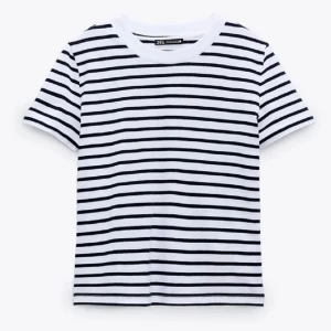 T-shirt - Randig t-shirt från zara, använd fåtal gånger 